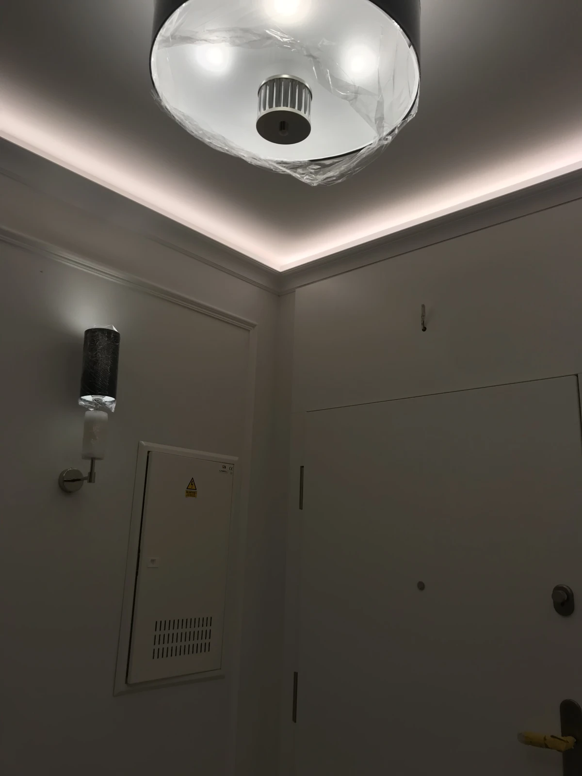 Oświetlenie LED pod sufitem i sztukateria, Bel-Tom