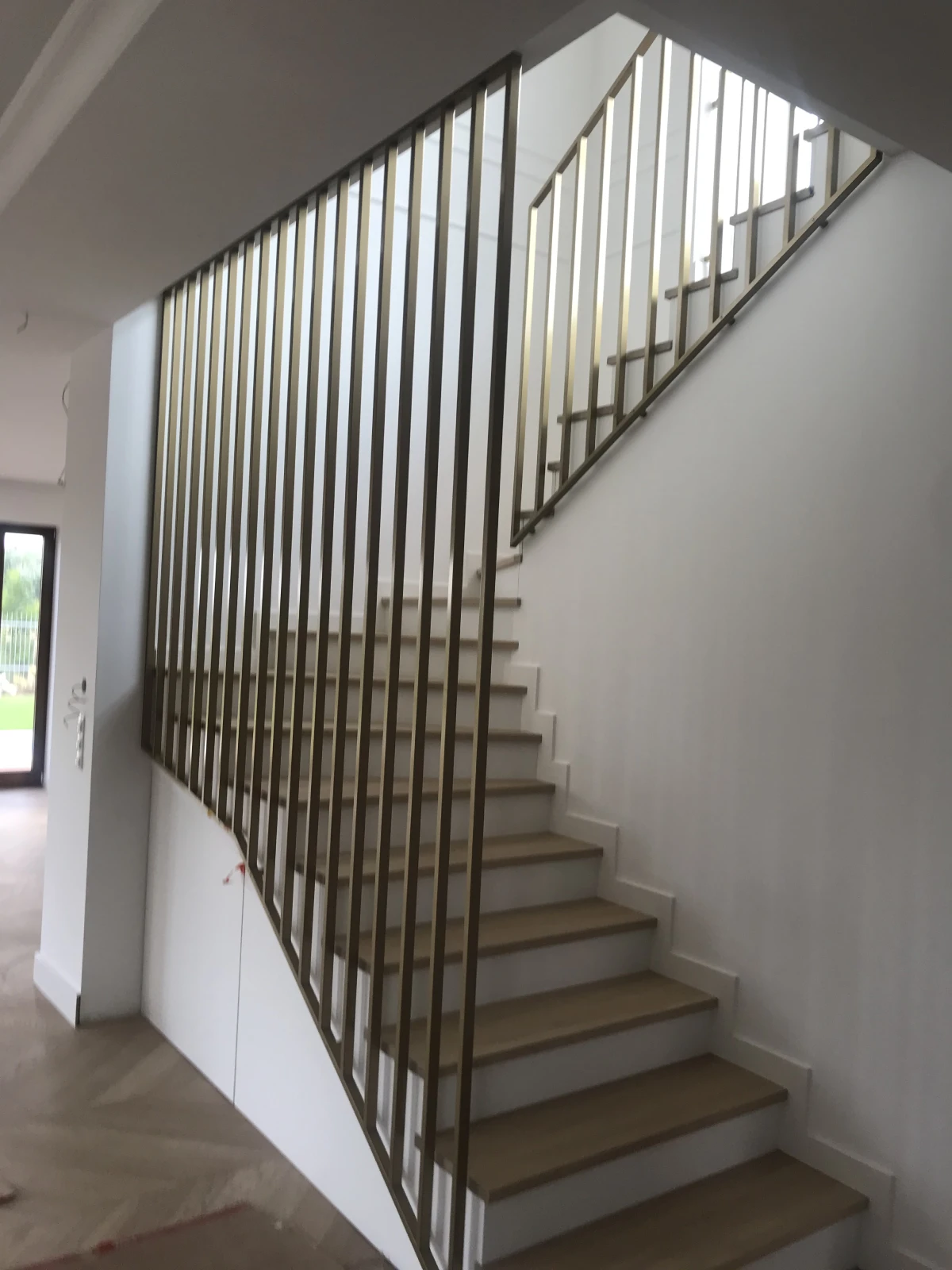 Zabudowane schody na piętro w domu, Bel-Tom